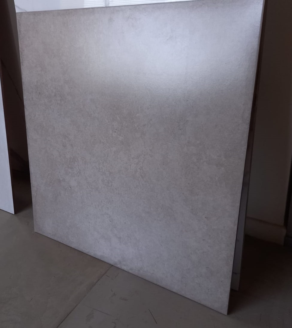 Porcelanico gris satinado 62 x 62 Marca Almeida